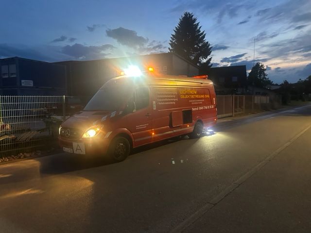 Einsatzfahrzeug von Lichtnow mit Warnlicht bei Dämmerung auf der Straße