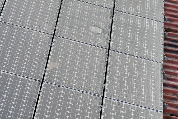 Module am Dachrand vor der Reinigung, grau verstaubt und streifig