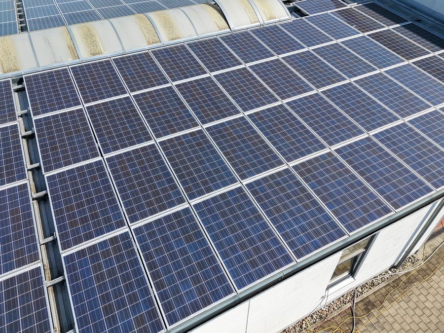 Photovoltaikanlage auf einem Gewerbedach, von schräg oben