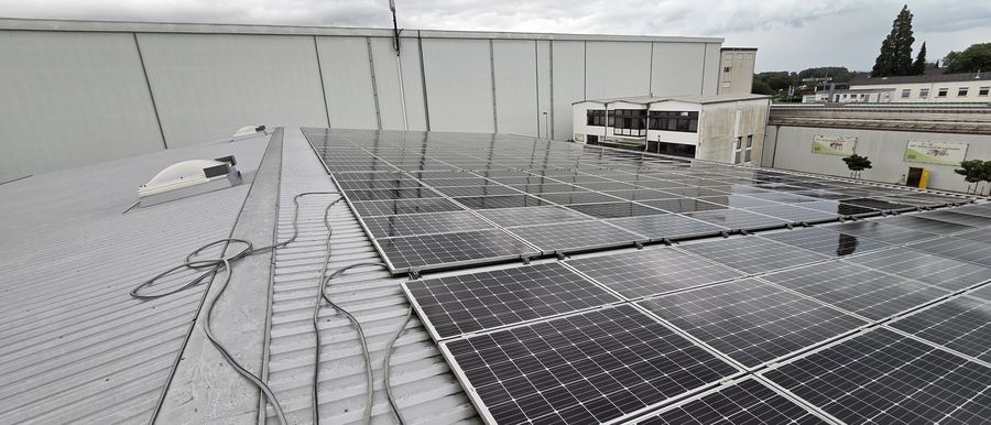 Schläuche der Reinigungstechnik auf dem Dach neben den Modulen
