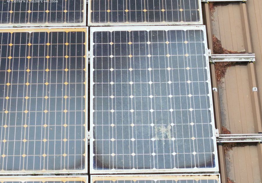 Nahaufnahme verschmutzter Solarmodule mit Ablagerungen an den Rändern
